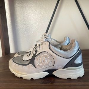 CHANEL Beautiful tennis shoes chanel. Great condition. Trendy and in fashion